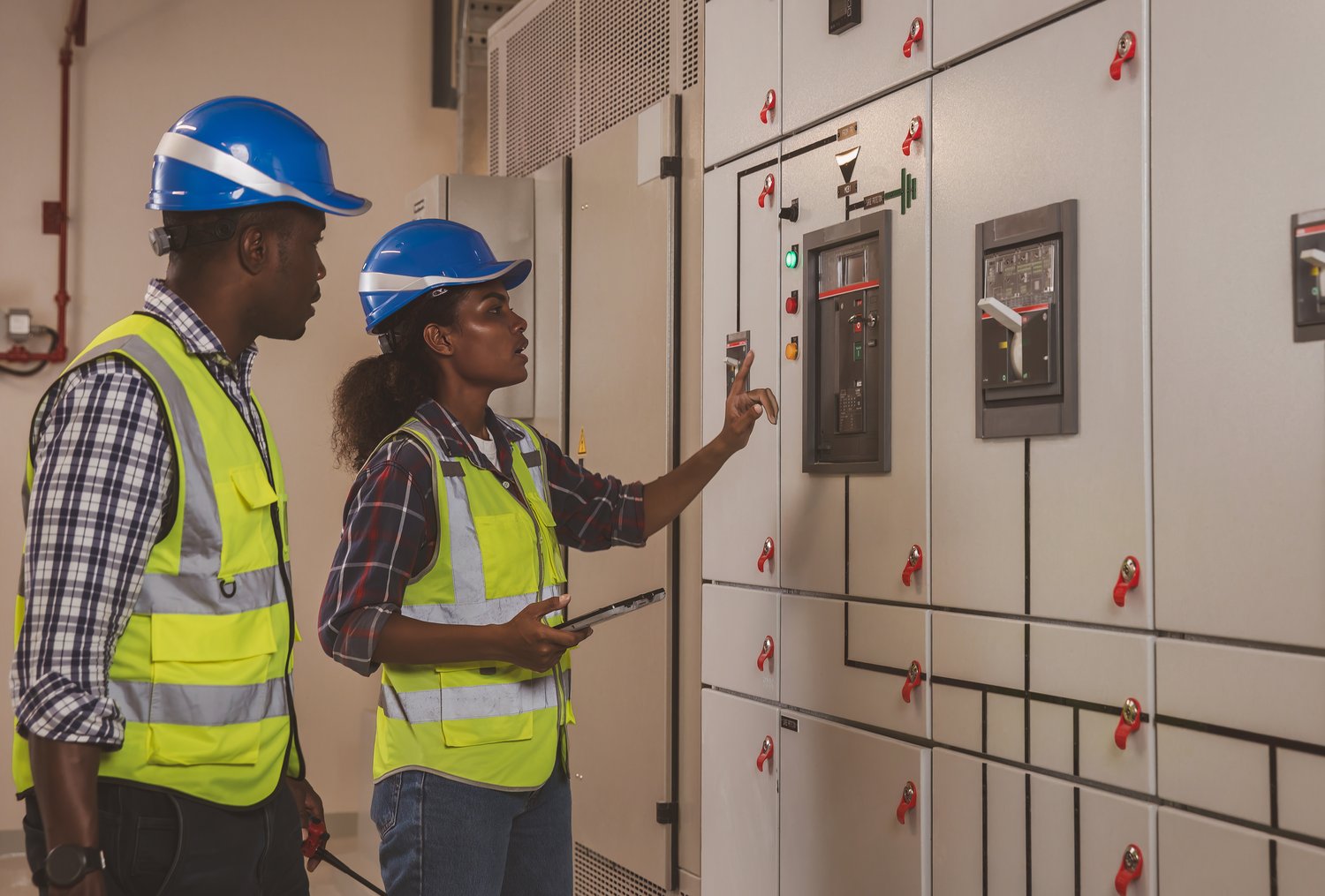 Jak efektywnie zarządzać instalacją elektryczną w domu i firmie