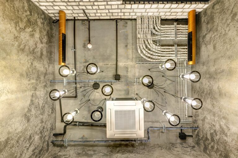Problemy z instalacją elektryczną w starym budownictwie – jak rozwiązywać