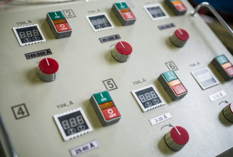 Problemy z synchronizacją sterowników w systemach automatyki budynkowej – diagnostyka i rozwiązania