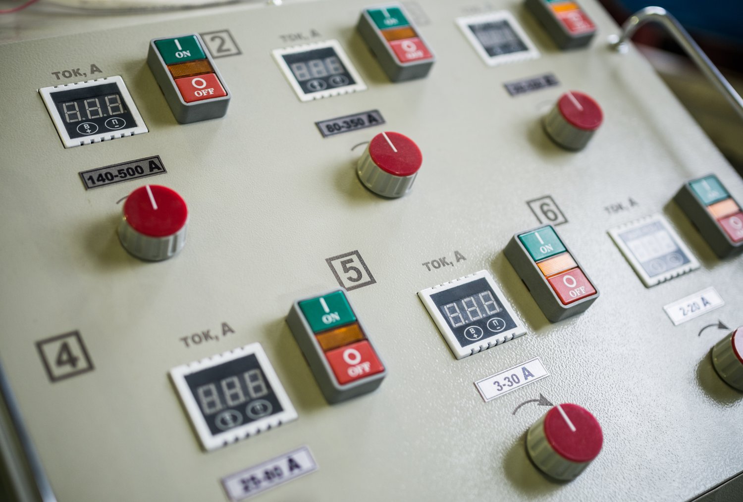 Problemy z synchronizacją sterowników w systemach automatyki budynkowej – diagnostyka i rozwiązania