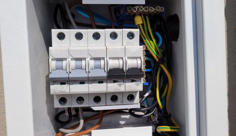 Problemy z zabezpieczeniami elektrycznymi – jak diagnozować i naprawiać