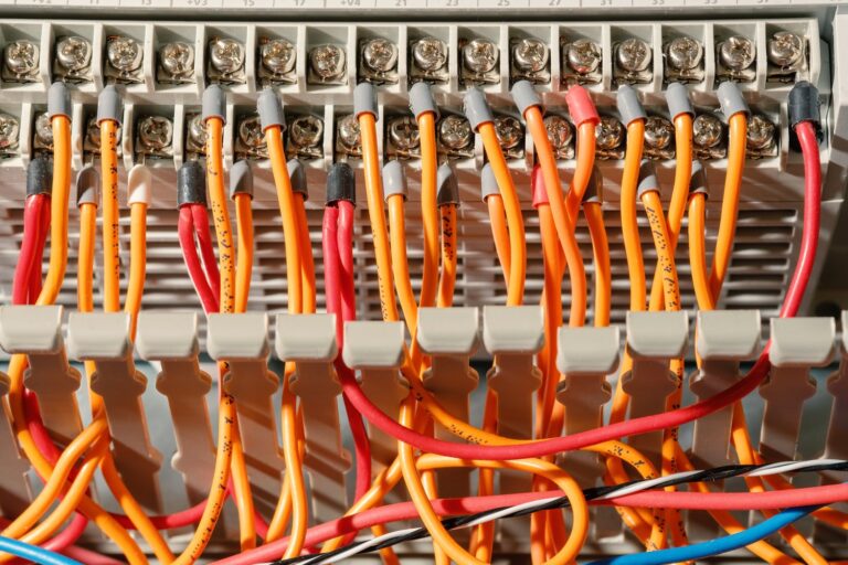 Jak wybrać i bezpiecznie zainstalować aparaturę elektryczną w domu