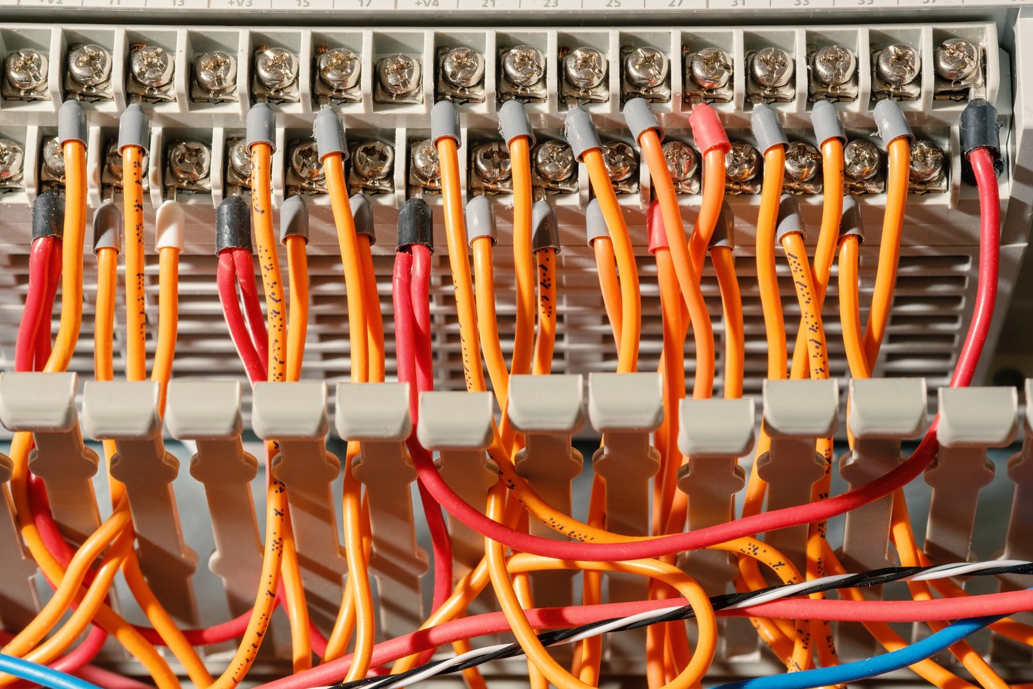 Jak wybrać i bezpiecznie zainstalować aparaturę elektryczną w domu