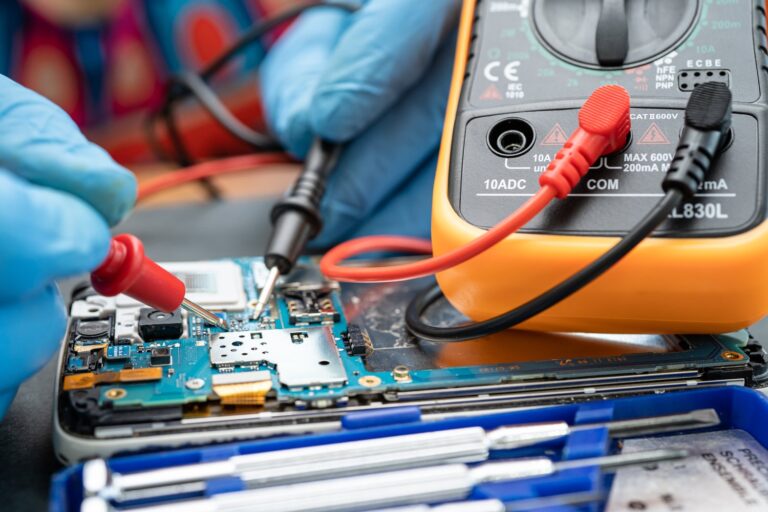 Problemy z zasilaczami buforowanymi – jak diagnozować i naprawiać skutecznie
