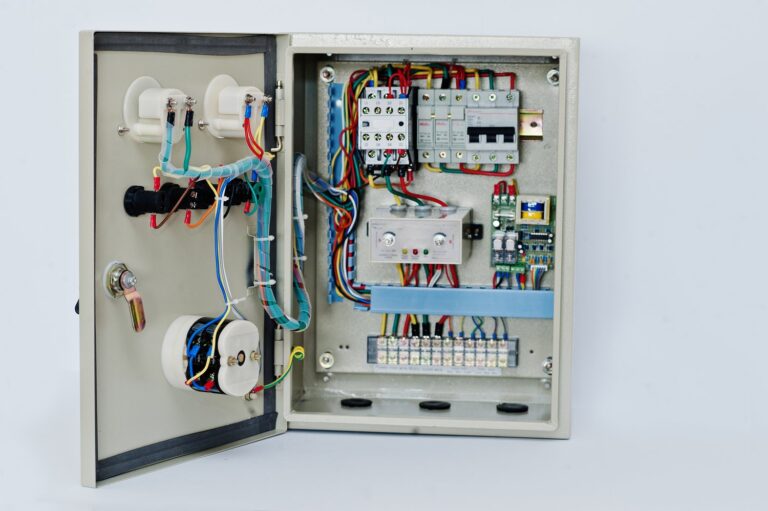 Jak wybierać i instalować aparaturę elektryczną w nowoczesnych instalacjach