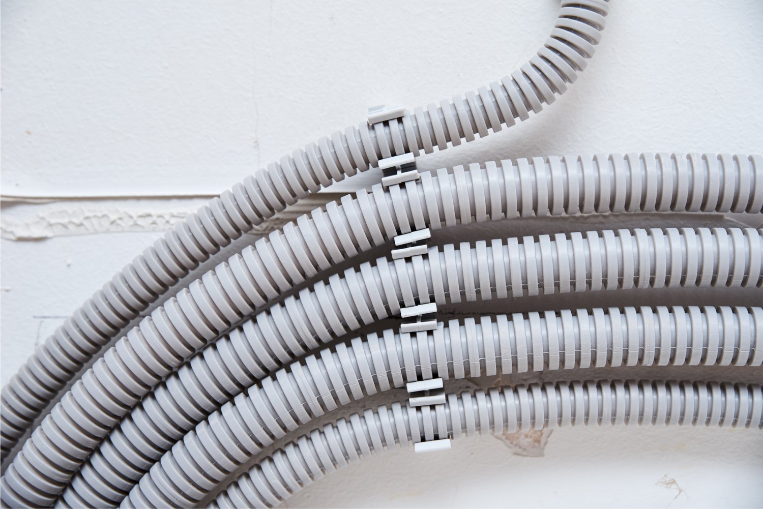 Jak skutecznie chronić kable elektryczne w instalacjach domowych i przemysłowych