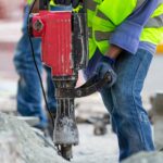 Jak skutecznie wykonać otwory w betonie: przewodnik dla profesjonalistów