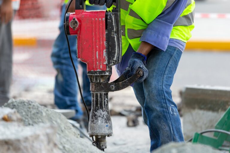 Jak skutecznie wykonać otwory w betonie: przewodnik dla profesjonalistów
