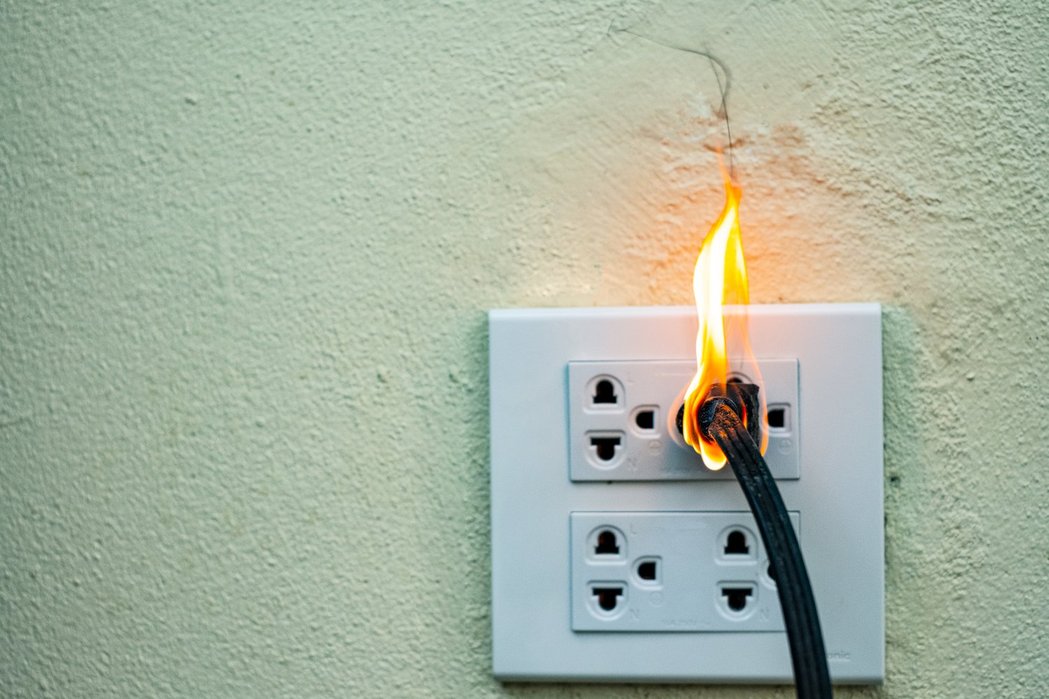 Usterki w instalacjach elektrycznych przemysłowych – przewodnik diagnostyczny
