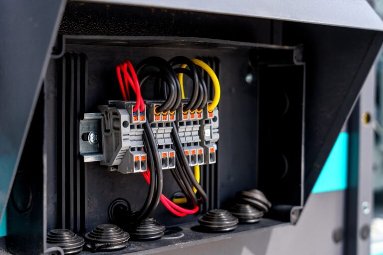 Praktyczny przewodnik po mocowaniach elektrycznych dla profesjonalistów