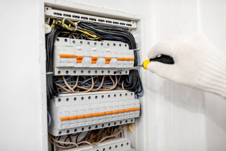 Problemy z instalacją elektryczną w pomieszczeniach wilgotnych – diagnostyka