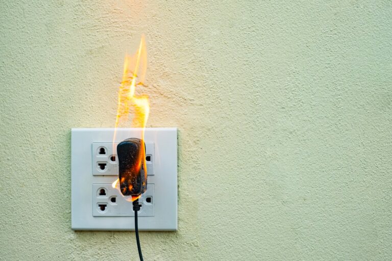 Dlaczego gniazdko elektryczne jest ciepłe? Poradnik bezpieczeństwa