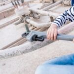 Jak wybrać i używać zaciskarkę do rur w instalacjach hydraulicznych