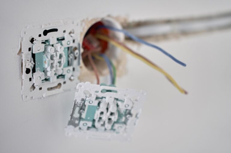 Jak wybrać i zainstalować odpowiednie gniazda elektryczne w domu