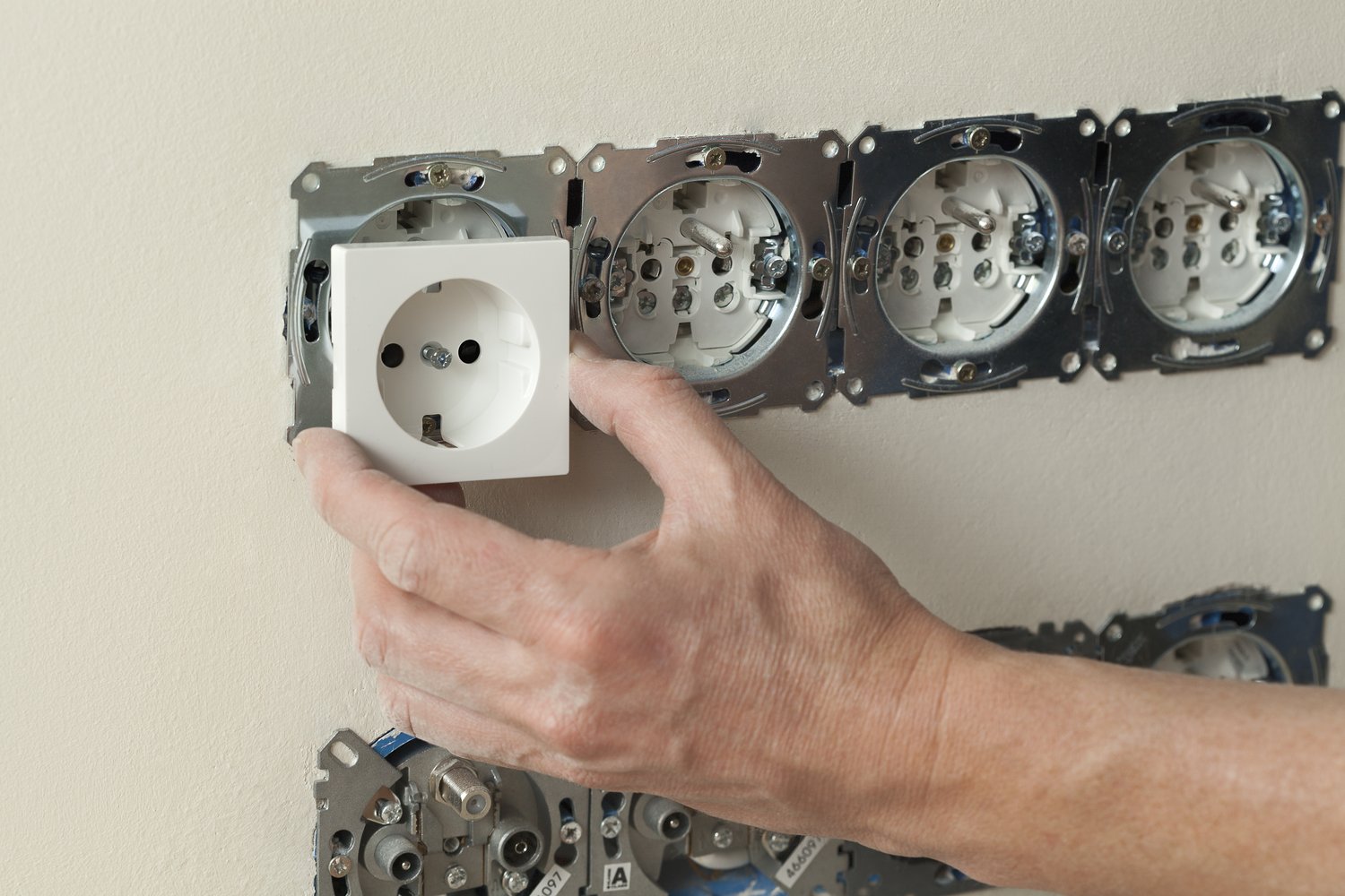 Jak wybrać i zainstalować odpowiednie gniazdo siłowe do Twojego projektu