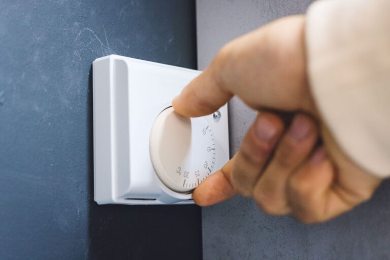 Jak wybrać i zainstalować odpowiednie urządzenia kontrolne i zabezpieczające w systemach grzewczych