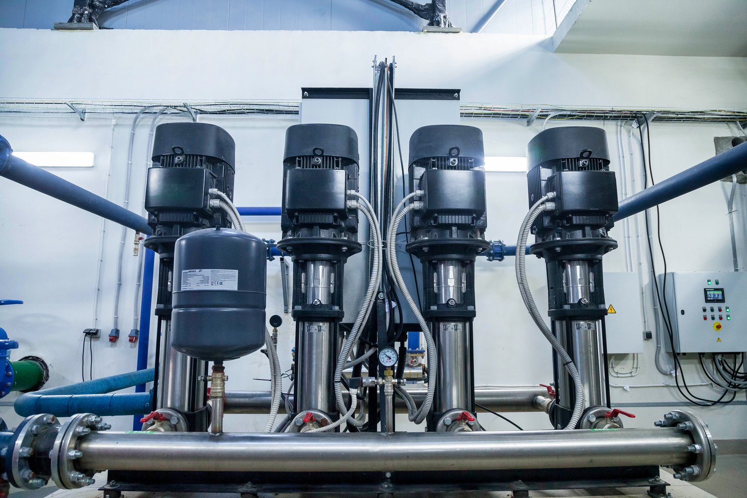 Jak wybrać i zainstalować pompę głębinową dla efektywnego systemu wodociągowego