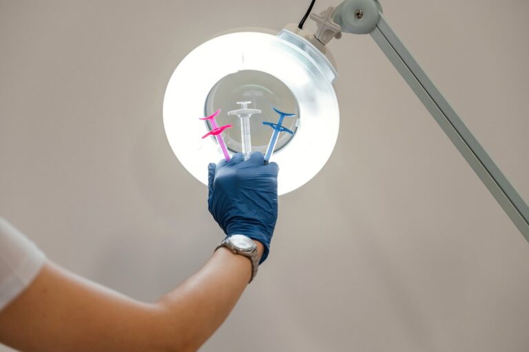 Jak wymienić żarówkę w trudno dostępnym miejscu? Praktyczne sposoby