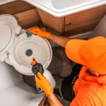 Cieknący syfon pod zlewem – jak wymienić uszczelki krok po kroku?