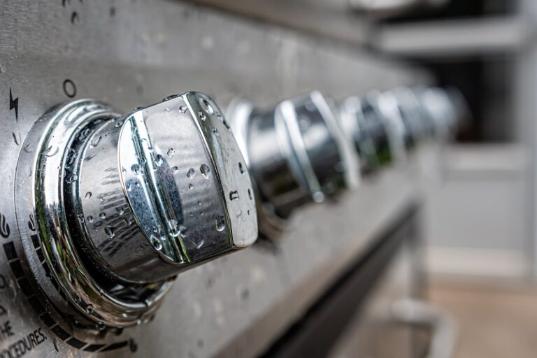 Cieknący zawór przy grzejniku – jak samodzielnie wymienić uszczelkę?