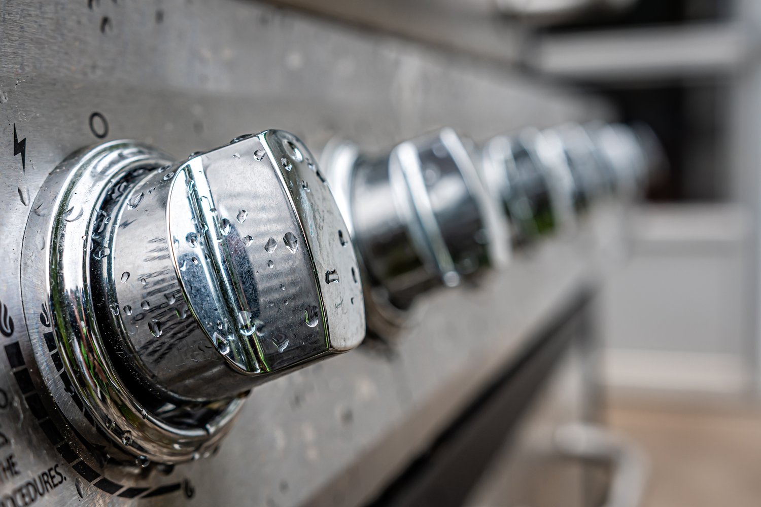 Cieknący zawór przy grzejniku – jak samodzielnie wymienić uszczelkę?