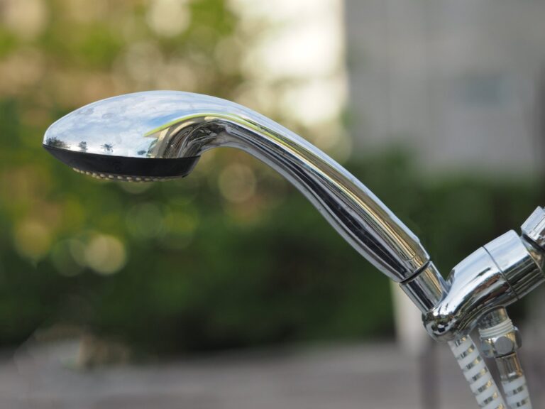 Dlaczego ciśnienie wody w prysznicu spada wieczorami? Analiza instalacji