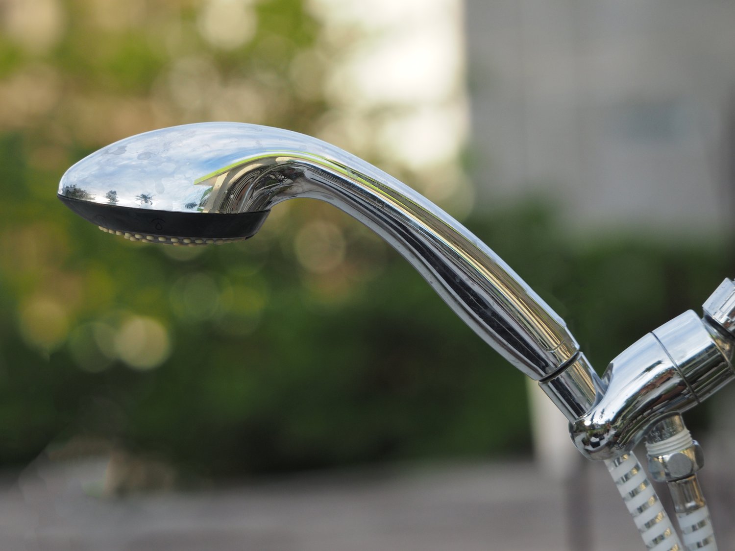 Dlaczego ciśnienie wody w prysznicu spada wieczorami? Analiza instalacji