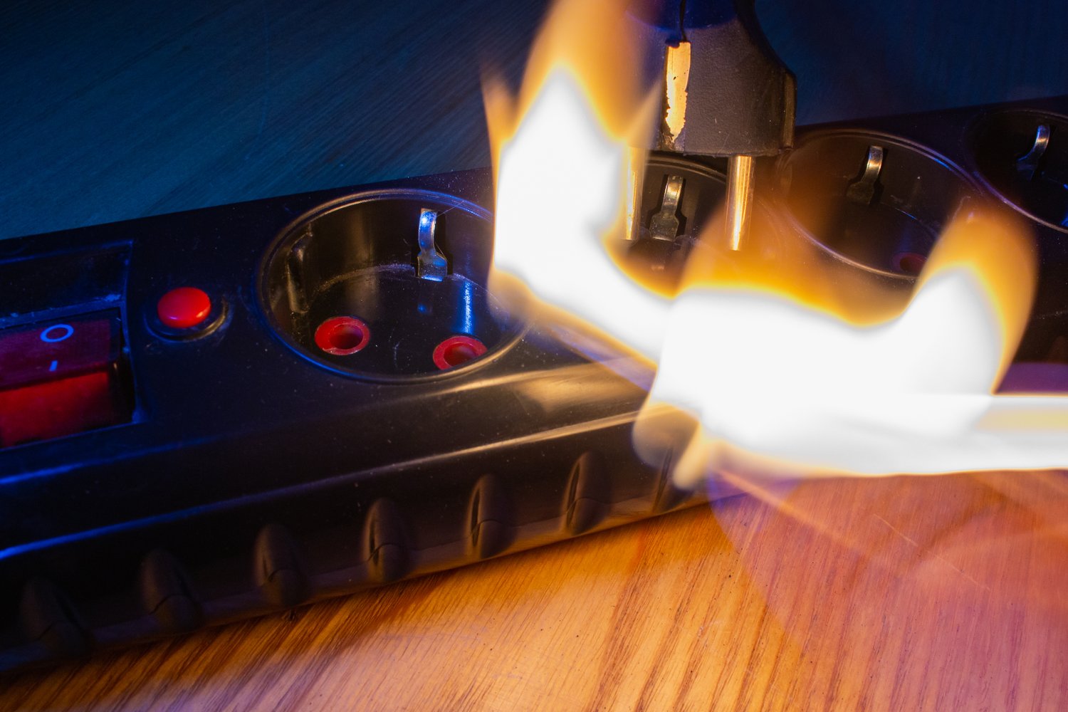 Dlaczego gniazdko się przegrzewa? Najczęstsze przyczyny i sposoby naprawy