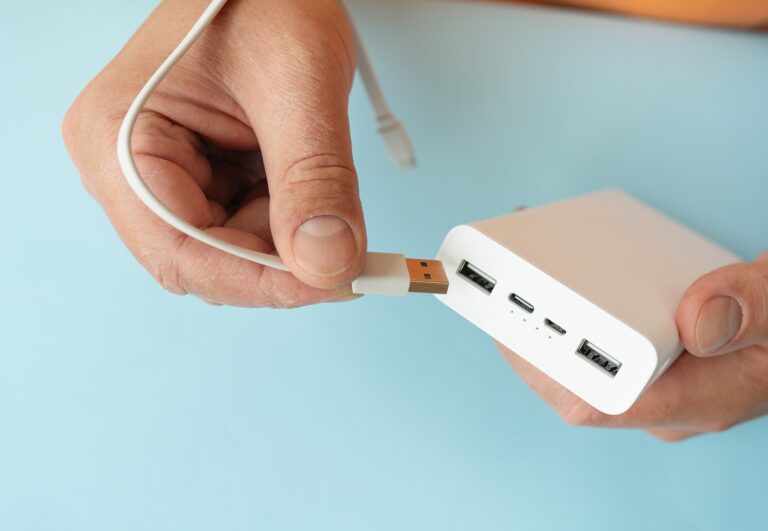 Dlaczego gniazdko USB nie ładuje urządzeń? Diagnostyka i wymiana