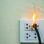 Dlaczego gniazdko w garażu iskrzy podczas używania? Sprawdzanie wilgotności