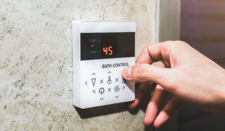Dlaczego prysznic nie trzyma stałej temperatury? Regulacja i naprawa