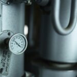Dlaczego woda kapie z zaworu bezpieczeństwa w piecu? Przyczyny i działania