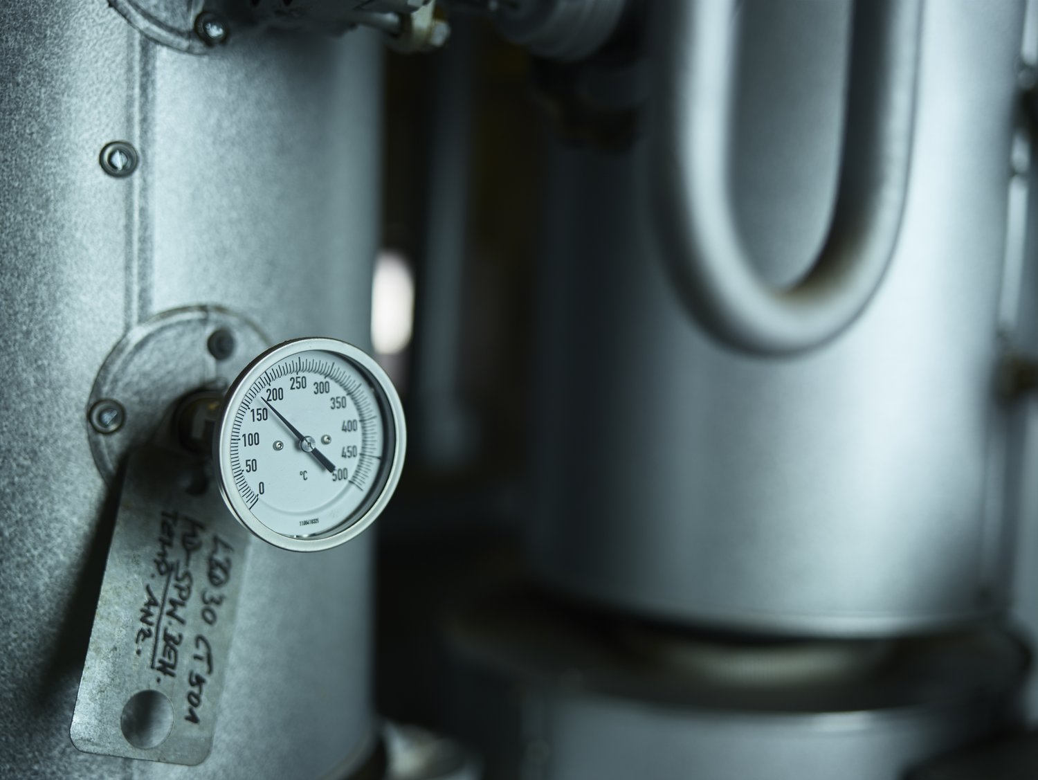 Dlaczego woda kapie z zaworu bezpieczeństwa w piecu? Przyczyny i działania