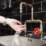 Dlaczego woda z kranu ma metaliczny posmak po wymianie rur? Płukanie instalacji