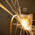 Dlaczego wyłącznik świetlny iskrzy podczas używania? Bezpieczna wymiana