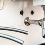 Jak naprawić cieknący syfon pod bidetem? Wymiana uszczelek krok po kroku