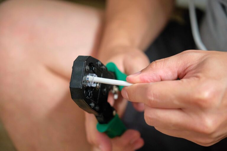 Jak naprawić trzeszczący włącznik światła w przedpokoju? Wymiana mechanizmu