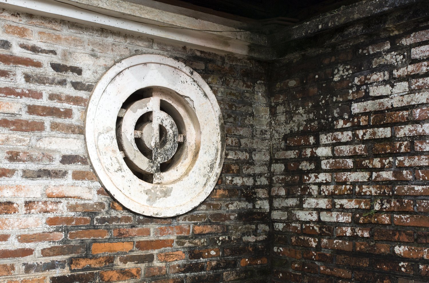 Jak naprawić zablokowaną klapę wentylacyjną w piwnicy? Odblokowanie mechanizmu