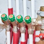 Jak prawidłowo wybrać i zamontować rozety na rury w instalacjach hydraulicznych