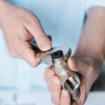 Jak usunąć blokadę z zaworu spływowego w toalecie? Demontaż i czyszczenie