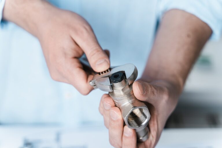 Jak usunąć blokadę z zaworu spływowego w toalecie? Demontaż i czyszczenie