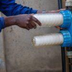 Jak usunąć dziwny smak wody z nowego filtra? Przepłukiwanie systemu