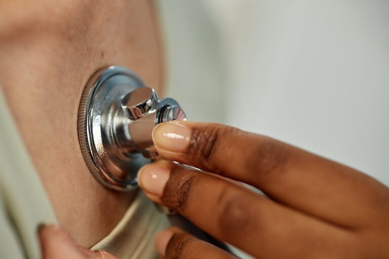 Jak usunąć osady z baterii termostatycznej w prysznicu? Demontaż i czyszczenie