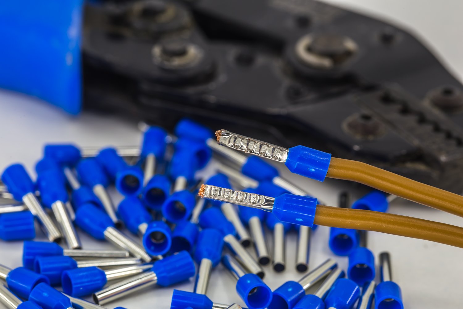 Jak wybrać odpowiednie końcówki kablowe i narzędzia do ich montażu