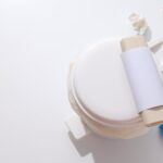 Nieszczelny zawór spływowy w spłuczce – jak go wyregulować lub wymienić?