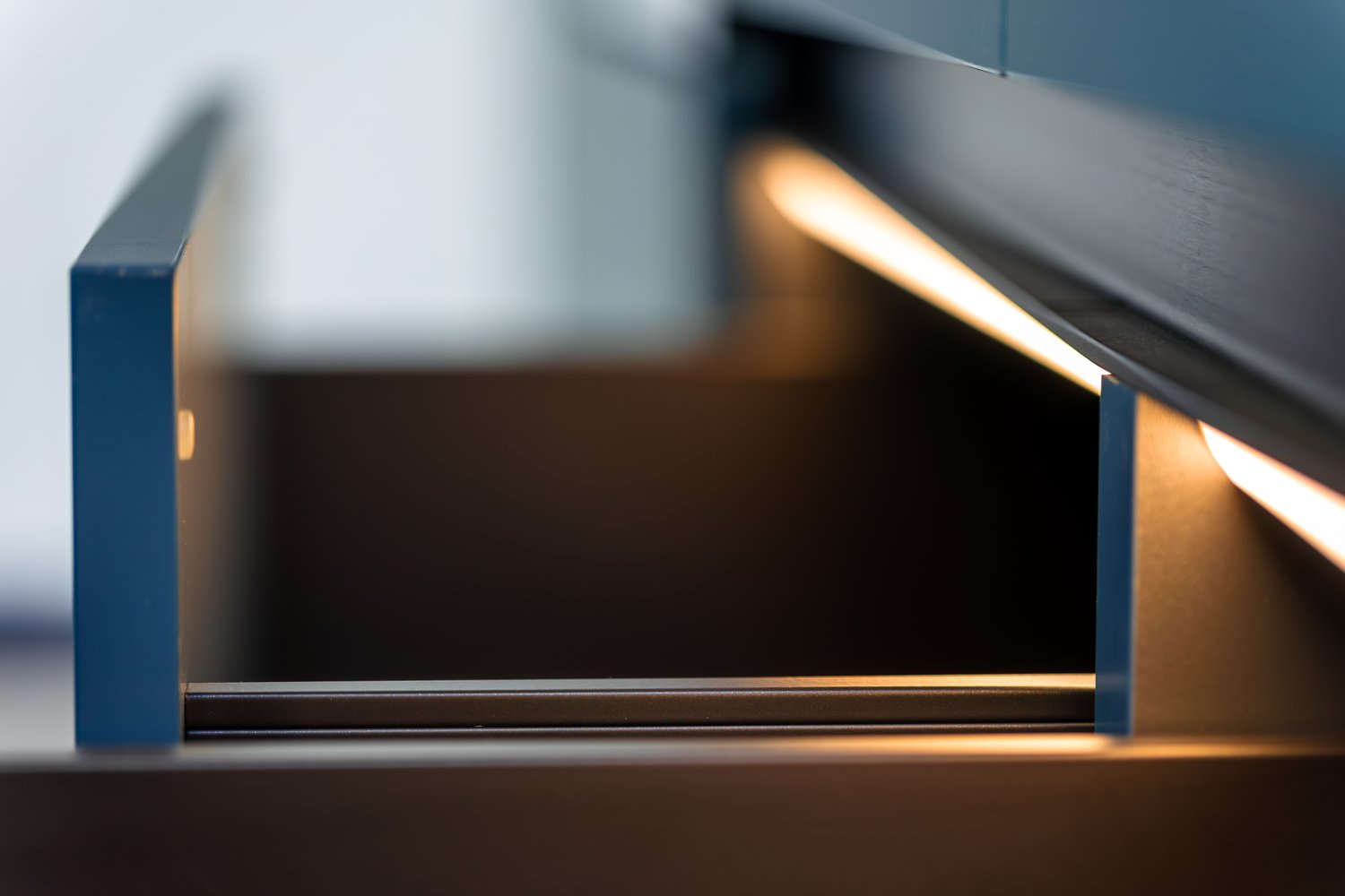 Problem z niedziałającym oświetleniem w szafkach kuchennych? Sprawdzanie połączeń