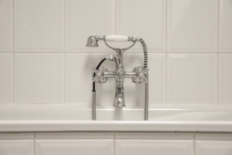 Problem z niestabilną temperaturą wody w wannie? Regulacja mieszacza