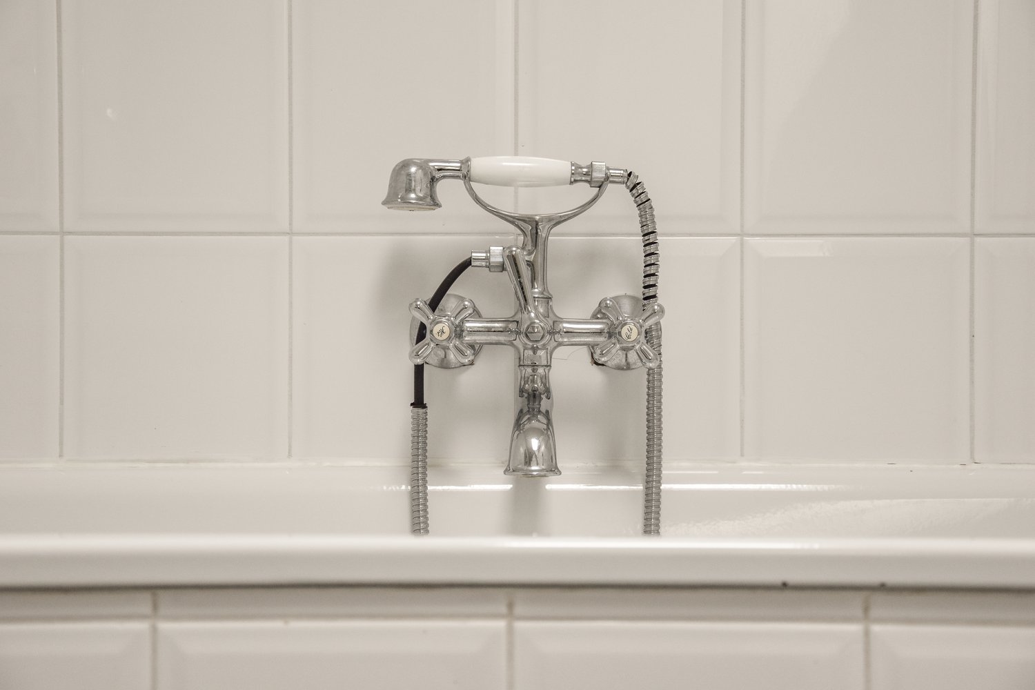 Problem z niestabilną temperaturą wody w wannie? Regulacja mieszacza