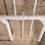 Problem z przeciekającą rurą w piwnicy? Lokalizacja i tymczasowe zabezpieczenie