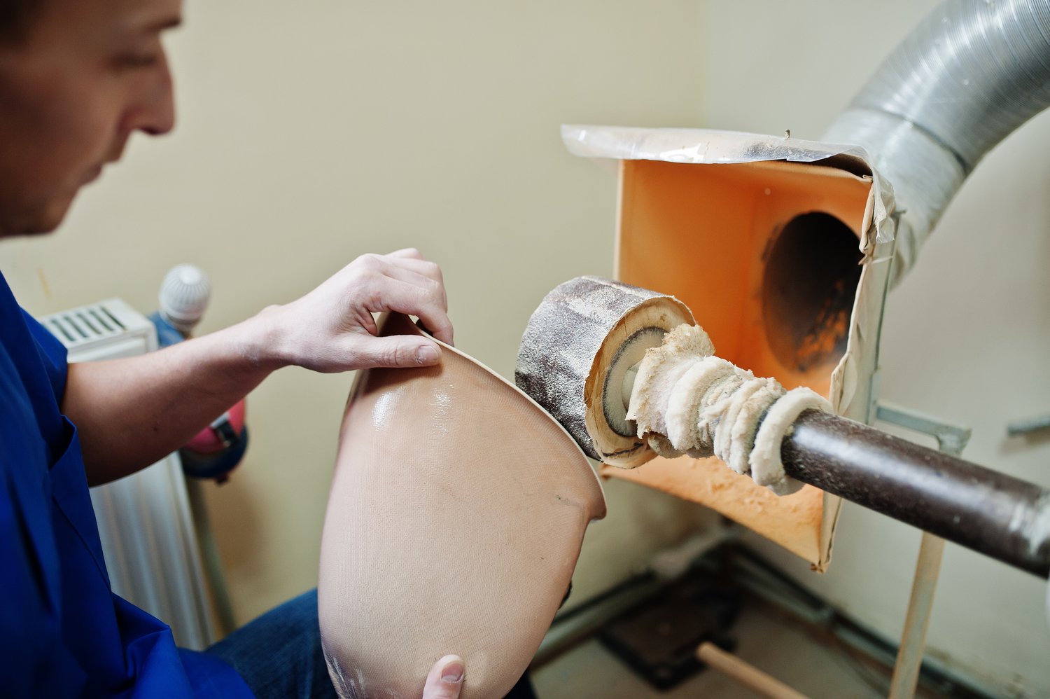 Problem z przeciekającym złączem rury pod zlewem? Uszczelnianie połączeń